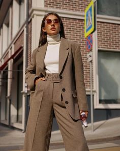 Streetstyle Photoshoot, Street Photography Portrait, Parisian Outfit, Autumn Jacket, Dark Academia Fashion, Winter Photoshoot, Fashion Corner, Fashion Photography Inspiration