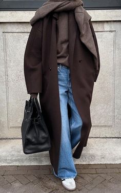 Modern Academia Fashion, Cphfw 2023, Brown Coat Outfit, Stile Blair Waldorf, Adrette Outfits, Fest Outfits, Chicago Fashion, Brown Coat