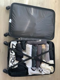 Traveling Light: Packing Tips and Must-Have Minimalist Travel Products | Minimalist Packing | Travel Packing Hacks | Personal Item Bag Travel | Minimalist Travel Packing | Minimalist Packing Tips Black Suitcase Aesthetic, Grwm Airport, Pack Light For Travel, Capsule Packing, Light Packing Tips, Checklist Travel, Organization Travel, Minimalist Packing, Shopping Pictures