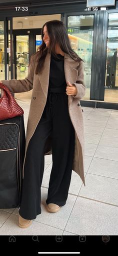 Classy Long Coat Outfits, Winter Comfort Outfits, Classy Comfortable Airport Outfits, Casual Outfit With Long Coat, Over Coat Outfit Women, Coat Casual Outfit Woman, Winter Coats Outfits Women, Casual Winter Blazer Outfit, Coat Over Maxi Dress