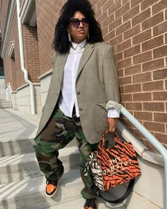 Casual Outfits With Blazers For Women, New York Street Style Women, Camo Pants With Blazer Outfit, Army Fatigue Pants Outfit Black Women, Camo Pants And Blazer Outfit, Sneaker Fits Women, Blazer And Cargo Pants Outfit, How To Dress Up Sneakers, Sneakers And Blazer Outfits Women