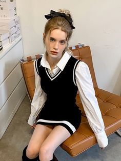 Black Jumper Outfit, Contrast Outfit, Cute Mini Skirt Outfits, Preppy Mode, Legs Outfit, Clothes Reference, Jumper Outfit, Miniskirt Outfits, Estilo Preppy