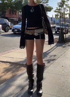 Thrift Street Style, Chic Rave Outfits, Nyc High Fashion, Amsterdam Clubbing Outfit, Coachella Street Style, Rocky Brown Distressed Boots Outfits, Effortless Edgy Style, Cowgirl Clubbing Outfits, Breakaway Music Festival Outfits