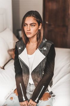 NEW YORK JACKET Thief Clothing, New York Jacket, Rocker Outfit, Off White Jacket, Winter Outfit Inspiration, White Jacket, Leather Jackets Women, Outfits Casuales, Casual Jeans