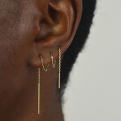 Boucle d'oreille chaîne forçat en or éthique recyclé 18 carats (750 millièmes) à enfiler. Vendue à l'unité. Longueur : 13.00 cmPoids de l’or : 0,55 g Plusieurs Boucles d'Oreilles Alba Longue sont en stock en or jaune, en or blanc et en or rose. Elles peuvent être prêtes en 2h en Click & Collect, et livrées sous 48h. A porter avec : la Boucle d'Oreille Alba. ~section 2~ Référence : ALB.BO.2 Bijou réalisé par un atelier partenaire labellisé RJC (Responsible Jewellery Council). Constituée d’une longue chaîne et de deux tiges rigides de différentes longueurs, la boucle d’oreille Alba longue laissera place à votre imagination. Portée simplement, elle souligne le visage gracieusement. Si vous possédez plusieurs piercings, vous pourrez jouer à l’enrouler au gré de vos envies. 14k Yellow Gold Filled Threader Earrings, 14k Gold Filled Yellow Gold Threader Earrings, Yellow Gold Tarnish-resistant Threader Earrings As Gift, Yellow Gold Threader Earrings As A Gift, Yellow Gold Threader Earrings For Gift, Dainty Yellow Gold Hoop Earrings With Adjustable Chain, Gold Hoop Earrings With Cable Chain For Gift, Classic Yellow Gold Dangle Threader Earrings, Classic Yellow Gold Sterling Silver Threader Earrings