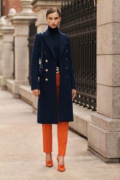 Ralph Lauren Resort 2022 Fashion Show | Vogue Winter Pant, Interesting Fashion, Chique Outfits, Blue Coat, Elegante Casual