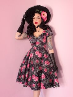 The ultimate vintage style sweetheart neckline swing dress is here, and did we mention this dress has pockets!? This little black dress is anything but basic. Traditional Wife, 50s Housewife, Burlesque Vintage, Halloween Floral, Robes Vintage, Rockabilly Outfits, 50's Style, Pin Up Dresses