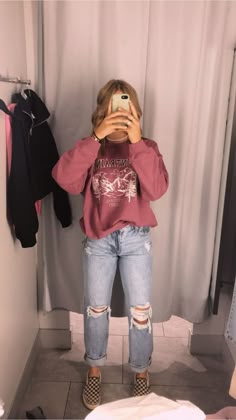 Mom Jeans Outfit Western, Mom Jeans Western Outfit, Punchy Outfits For School, Western Mom Jeans Outfit, Trendy Country Outfits, Simple Western Outfits For School, Cute Casual Western Outfit, Casual Punchy Outfits, Western Comfy Outfits