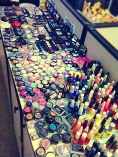 This looks like my make-up bag, spread out :/ Girly Pop, Make Me Up, I Love Makeup, Makeup Storage, Love Makeup, Belleza Natural, All Things Beauty, Makeup Collection, Makeup Products