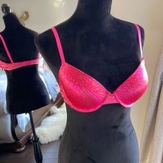 36b; Never Worn. Padded Bra With Underwire. Pink Fitted Underwire Bra, Fitted Pink Underwire Bra, Fitted Pink Bra, Pink Underwire Stretch Bra, Pink Stretch Bra With Padded Cups, Stretch Pink Bra With Padded Cups, Pink Padded Stretch Bra, Hot Pink Bra, Padded Bra