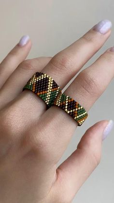 Nika_jwls | Осеннее кольцо из бисера Miyuki Delica в стиле бохо Miyuki Ring, Bead Loom Designs, Seed Bead Pattern, Loom Pattern, Fall Makeup, Fall Hair Color, Boho Interior, Beaded Accessories, Boho Bag