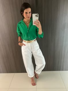 Green Shirt And White Pants Outfit, Outfit Escuela, Diana Silva, Job Clothes, White Pants Outfit, Zara Fashion, Summer Outfit Inspiration, Todays Outfit