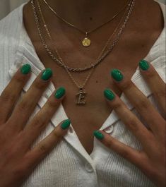 Hailey Bieber Green Nails, Green Gel Nails Short, Short Green Nails Ideas, Kelly Green Nails, Emerald Green Chrome Nails, Green Nails Gel, Almond Nails Green, Short Green Nails, Summer Green Nails