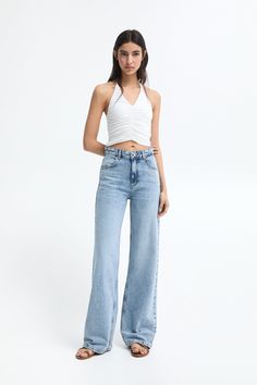 WAIST: High rise
FABRIC: Not stretchy

High-rise wide-leg jeans with belt loops, a five-pocket design and zipper fly and button fastening, made of cotton fabric. Inseam length: 83 cm. Pull And Bear Flare Jeans, Belted High Waisted Jeans, Ultra High Waisted Jeans Hm, Mom Jeans Pull And Bear, Pull And Bear Jeans Woman, Crispina Jeans, Pull And Bear Outfit, Bear Outfit, Bear Jeans