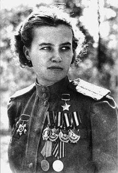 Pilot Nataliya Meklin of the 46th Guards Night Bomber Aviation Regiment and a Hero of the Soviet Union. She flew 980 night bombing missions. Night Witches, Historia Universal, Fighter Pilot, Interesting History, Great Women, Military Uniform, Soviet Union, Women In History, Military History