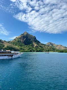 backpacking, backpacker, travel, travelling, gap year, gap year travels, bali, indonesia, komodo dragons, komodo boat tour, boat tour, sunset Komodo Dragons, Gap Year Travel, Island Living, Gap Year, Boat Tours, Holiday Destinations