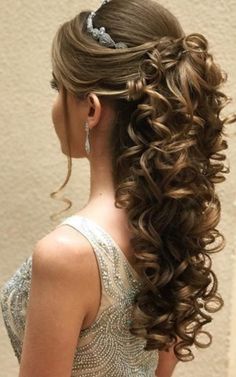 Nails For Debutante, Sweet 15 Hairstyles Updo, Circle Crown Hairstyle, Curled Up Hairstyles, Half And Half Down Hairstyles, Hairstyles For Quinceanera With Crown Half Up Half Down, Half Up Half Down Sweet 16 Hair, Half Up Half Down Xv Hair, Bridal Hair Pieces Half Up