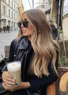 #hair #haircolor #haircut #hairideas #hairinspiration #balayage #brownhairbalayage #brownhair #bronde #brondebalayage #brondehair #hairstyles #haircolorbalayage #haircolorideas Trendy We Fryzurach, Bronde Hair, Hair Streaks, Brown Hair Balayage, Brown Balayage, Blonde Hair Looks, Blonde Hair With Highlights, Brown Blonde Hair, Brown To Blonde