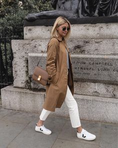 Witte Sneakers Outfit, White Sneakers Outfit, Trench Coat Outfit, Brown Purse, Coat Outfit