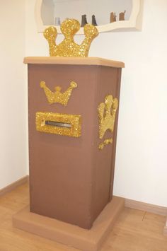 there is a gold crown on top of a pedestal in the corner of this room