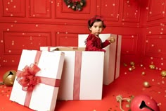 Diy Photo Studio, Christmas Fashion Photography, Christmas Pictures Outfits, Holiday Mini Session, Christmas Shoot, Large Gift Boxes, Christmas Mini Sessions, Christmas Inspo, Christmas Photography