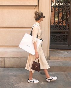 INSPIRACIÓN: BLANCO - BLANCHE - WHITE Nike Cortez Outfit, Christie Tyler, Style Année 80, All White Outfit, Mood Board Fashion, Neutral Outfit, Parisian Chic, Looks Chic