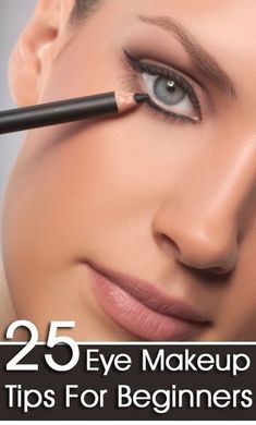 Eye makeup : am writing this article for all those who are just beginning to experiment with eye makeup. Here are 25 eye makeup tips and tricks that you should know and always Eye Makeup Tips For Beginners, Alat Makeup, Makeup Tip, Simple Eye, Hooded Eye Makeup, Beauty Make-up, Simple Eye Makeup, Makeup Hacks