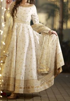 White Gown Indian Style, Off White Pakistani Dress Party Wear, White Lehnga Designs Pakistani, White Anarkali Pakistani, Maxi Dress Designs Ideas Pakistani, Elegant Indian Outfits Anarkali, White Anarkali Frock, Off White Traditional Dress, Anarkali White Dress