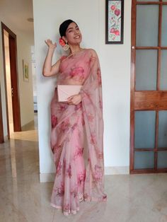 Organza Saree Styling Ideas, Floral Organza Kurti Designs, Organza Blouse Designs, Organza Kurti Designs, Dark Pink Blouse, Floral Organza Saree, Organza Kurti, Label Kanupriya, Light Dusty Pink