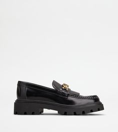 Women's preppy style loafers in semi-shiny leather, with fringes and metal T Chain accessory. A refined contemporary passe-partout, with handmade stitching and lugged chunky outsole. Fruit Inspiration, Style Loafers, Tods Shoes, Style Preppy, Airport Fashion, Quiet Luxury, Nail Arts, Luxury Accessories, Preppy Style