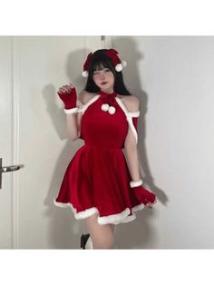 Vestido Fantasia Adulto Cosplay Mamãe Noel  Caro cliente: Por se tratar de um vestido importado da china, este modelo não está indicado para mulheres altas porque irá ficar muito curto.  A fantasia acompanha: Vestido, acessório de cabeça, luvas e capa. NÃO ACOMPANHA A MEIA!!!   Tamanho M chinês ou P: Indicado para quem usa até o tamanho 36 (80cm de busto e 60cm de comprimento); Tamanho L chinês ou M: Indicado para quem usa até o tamanho 38 (84cm de busto e 64cm de comprimento);  • Fotos Reais; • Bd Dress, Bow Fashion, Party Mini Dress, Dress Sets, Clothes Korean Style, Christmas Parade, Off White Dresses, Womens Dress Suits, Christmas Set