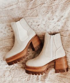 Bank Job, Doc Martens Outfit, Zipper Heels, Shoe Inspo, Zipper Boots, Aesthetic Shoes, Winter Trends, Shoe Closet, Crazy Shoes