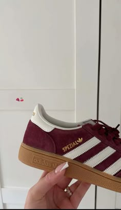 adidas Handball Spezial - Femme Chaussures Spezial Adidas, Shoes Wishlist, Shoes Inspiration, Adidas Handball Spezial, Men's Adidas (men), Adidas Handball, All Nike Shoes, Adidas Spezial