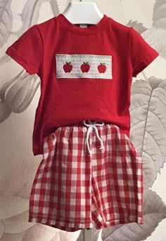 Back To School Red Apple Short Set Fashionable School Outfits, Apple Themed Outfit, Applecore Outfit, Cute Red And White Outfits, Aesthetic Baby Clothes, Baby Clothes Aesthetic, Apple Outfits, Red And Pink Outfit, Apple Outfit