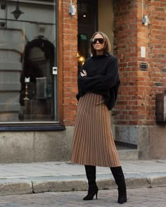 Felicia Wedin, Brown Pleated Skirt, Rok Outfit, Makeup Blogger, Midi Skirts, Fall Fashion Outfits, Mode Inspiration