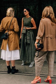 Dan Roberts captures the best looks in Sydney during the Resort 2019 shows in Australia. Women Inspiration, Beige Outfit, Women Outfits, Looks Style, Style Women, Womens Fashion Trends