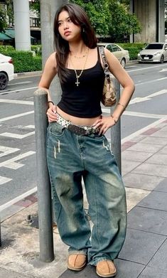 Streetwear Outfit Y2k, Spaghetti Tank Top Outfit, Streetwear Girls Outfit, Y2k Street Wear Outfits, Outfits Inspo Streetwear, Baggy Street Style Women, Jeans And Dress Outfit Y2k, Streetwear Girl Outfits Style, Grunge Outfits Street Styles