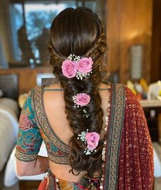 Chotla Hairstyles Wedding, Hairstyle With Lehenga, Floral Hairstyles, Floral Hairstyle, Hair Gajra, Messy Braided Hairstyles, Lehenga Hairstyles, Hairstyles For Indian Wedding