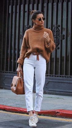 Tenue casual pour sorties de jour et promenades Witte Jeans Outfit, Mode Over 50, White Jeans Outfit, Outfit Chic, Turtle Neck Sweater, 가을 패션, Brown Sweater, Mode Inspiration, White Pants