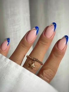 royal blue side french tips with gold accent Blue Gold Nails, Royal Blue Nails Designs, Blue Prom Nails, Sky Blue Nails, Hoco Nails, Royal Blue Nails, Colourful Nails, Girly Acrylic, Summery Nails