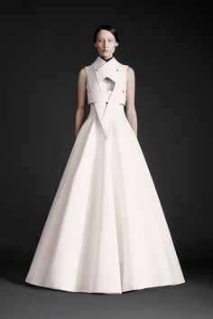 Dramatic white gown with sculptural bodice detail; futuristic fashion elegance // Gareth Pugh Spring 2015 Mode Edgy, Elegante Casual, Narciso Rodriguez, White Gowns, Future Fashion, Looks Style