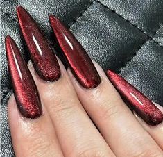 Cat Eye Nails Stiletto, Black Red Chrome Nails, Dark Red Nails Glitter, Black And Red Cat Eye Nails, Cat Eye Polish Designs, Cat Eye And Chrome Nails, Dark Red Glitter Nails, Dark Red Cat Eye Nails, Burgundy Cat Eye Nails