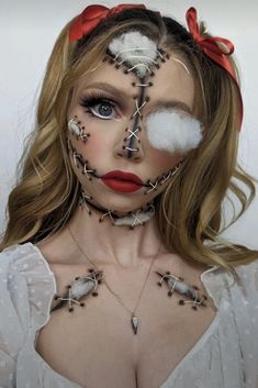 Doll Makeup Halloween, Creative Halloween Makeup, Creepy Halloween Makeup, Cute Halloween Makeup, Halloween Makeup Diy, Halloween Beauty, Halloween Makeup Pretty, Cool Halloween Makeup, Amazing Halloween Makeup