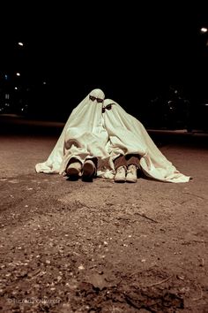 Couple dressed as ghosts in the middle of the road Aesthetic Ghost Picture Trend, Ghost Blanket Photoshoot, Ghost Photoshoot Ideas Couple, Ghost Couple Aesthetic, Fall Ghost Photoshoot, October Photoshoot Ideas Couples, Ghost Photo Shoot Trend, Halloween Ghost Trend