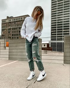 Jeans High Tops Outfit, Outfits W Blazers Nike, Nike Blazer Outfit Jeans, Nike Blazers And Jeans Outfit, Outfits To Go With Nike Blazers, Jeans And Nike Blazer Outfit, Cute Outfits 60 Degree Weather, What To Wear With Blazers Mid 77, Nike Blazer Outfit Ideas