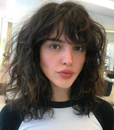 Cool Haircuts For Thick Hair, Shaggy 70s Hair, 70s Rock Hairstyles, 70s Rocker Hair, 70s Haircuts Women, 70s Rock Hair, Short Hair 70s Style, 70s Shag Haircut Medium, Rocker Haircut