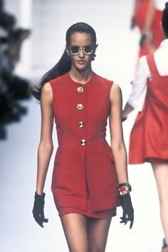 Fashion Shows 90s, Channel Models, Claudia Mason, Christian Dior Runway, Dior Runway, 90s Runway Fashion, Runway Fashion Couture, Runway Outfits, Design Moda