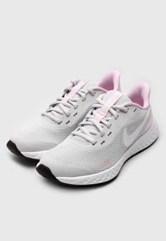 Tênis Nike Infantil Revolution 5 Gs Cinza/RosaBico: RedondoPossui acabamento texturizado e logo da marca em destaque Sport Nike Shoes, Barang Mahal, Basket Nike, Chunky Shoes, Shoes Sport, Nike Free Shoes, Best Running Shoes, Aesthetic Shoes