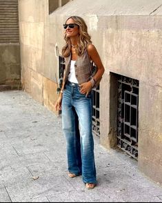 Vest Outfits For Women Winter, Vest Top Outfits, Outfit Trabajo, 2023 Clothes, Thrift Style, Style 2025, Vest Outfits For Women, Frock And Frill, Looks Jeans