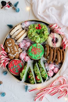 Creating a Holiday Cookie Box - Homemade Gift Ideas for Christmas Christmas Baking Recipes Easy, Christmas Baking Easy, Cookies And Candy, Christmas Baking Gifts, Christmas Treats Boxes, Shipping Cookies